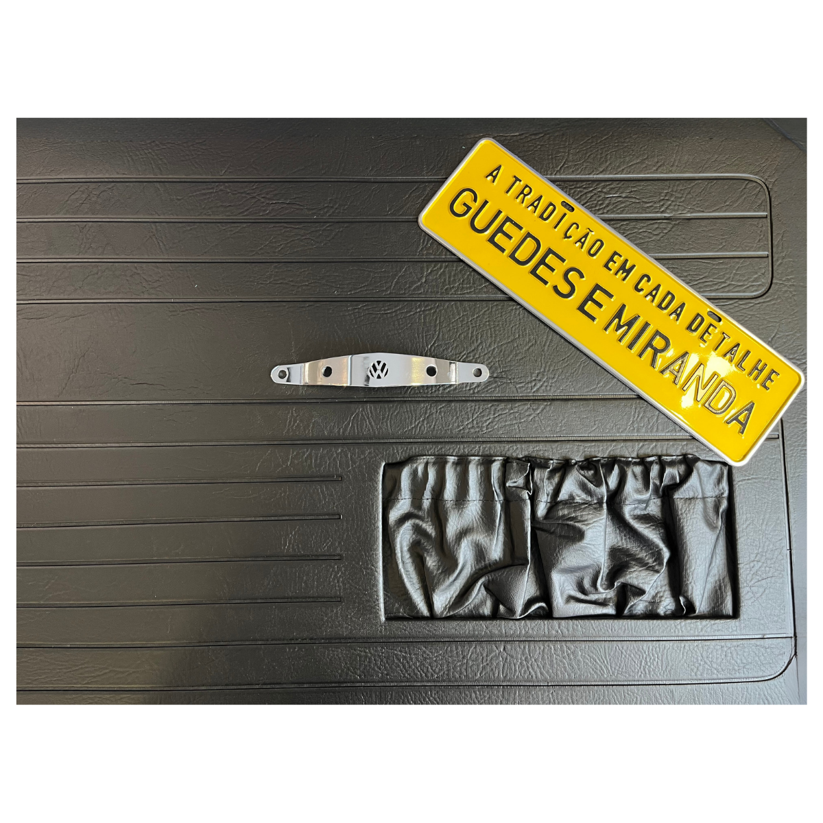 PUXADOR PORTA METAL CROMADO COM LOGO NA FORRAÇÃO