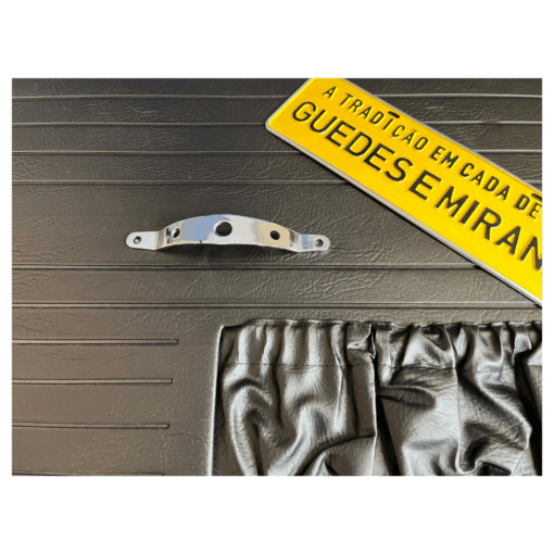 PUXADOR PORTA METAL CROMADO NA FORRAÇÃO