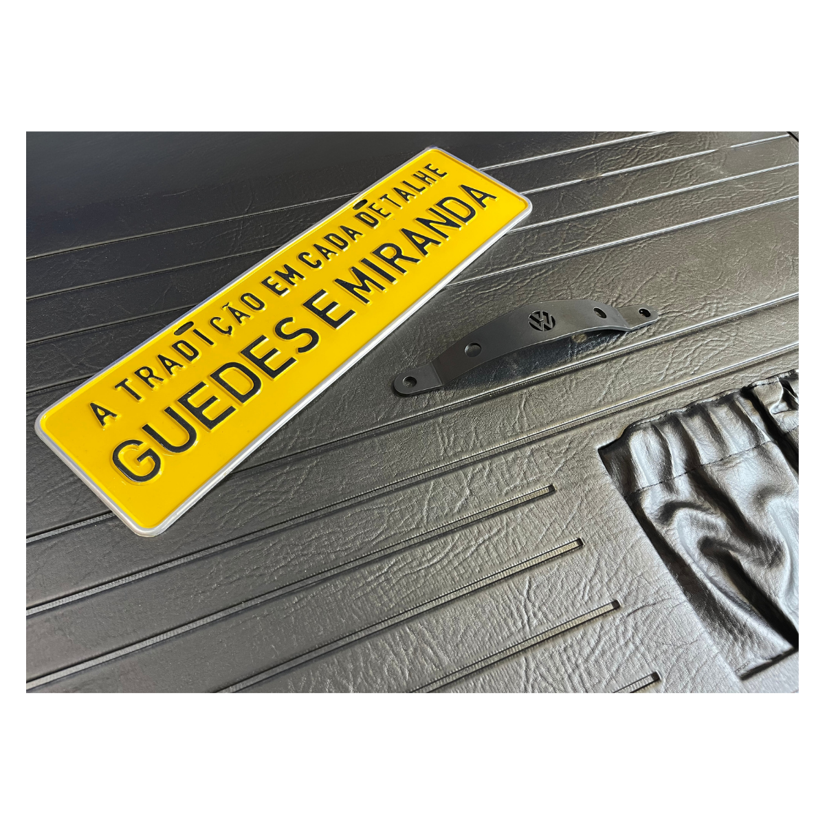 PUXADOR PORTA METAL PRETO COM LOGO NA FORRAÇÃO (3)