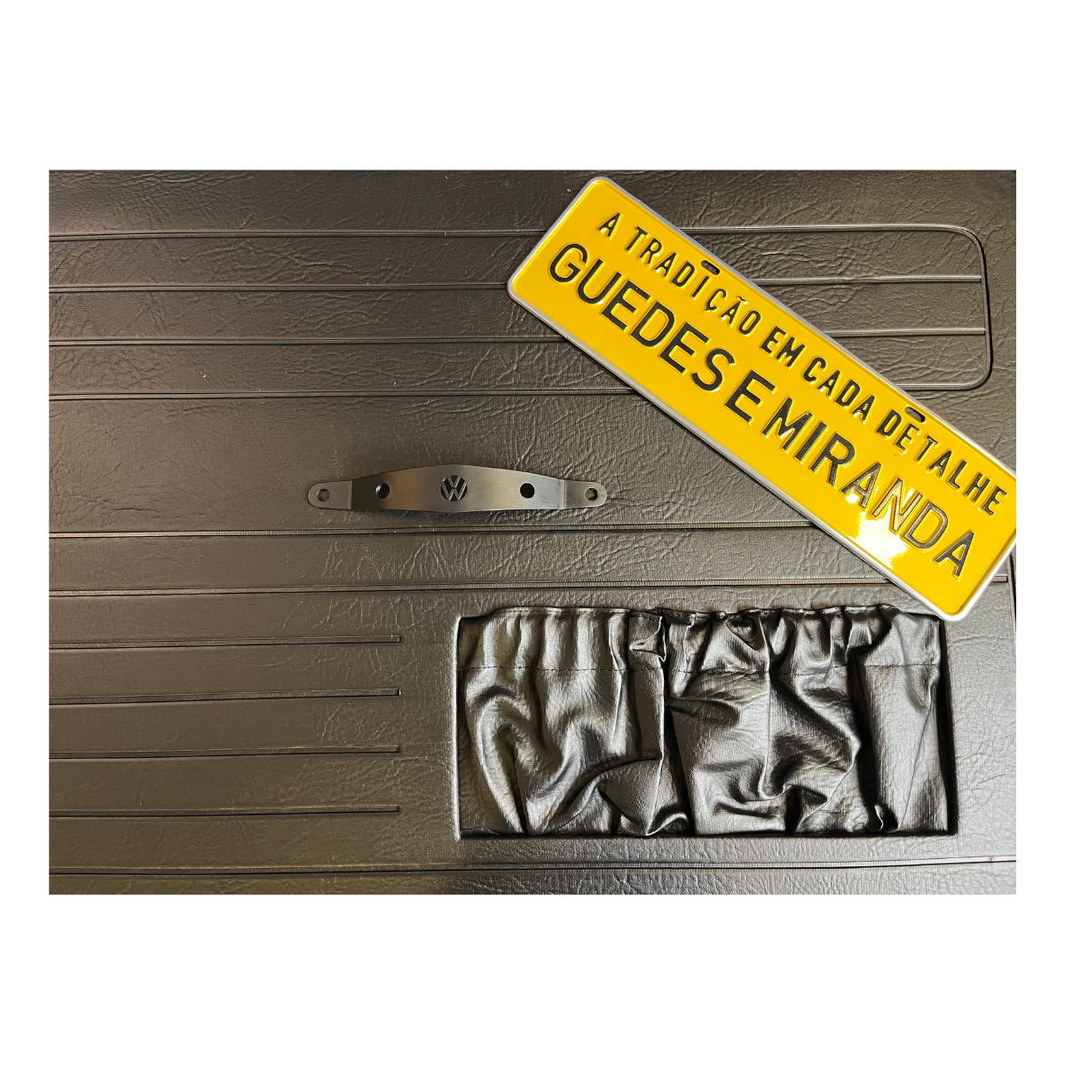 PUXADOR PORTA METAL PRETO COM LOGO NA FORRAÇÃO (5)