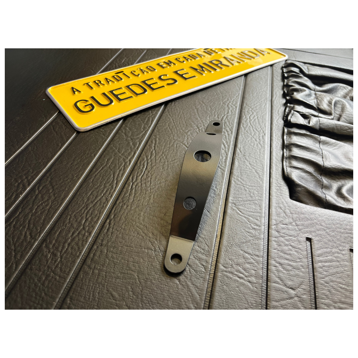 PUXADOR PORTA METAL PRETO NA FORRAÇÃO (5)