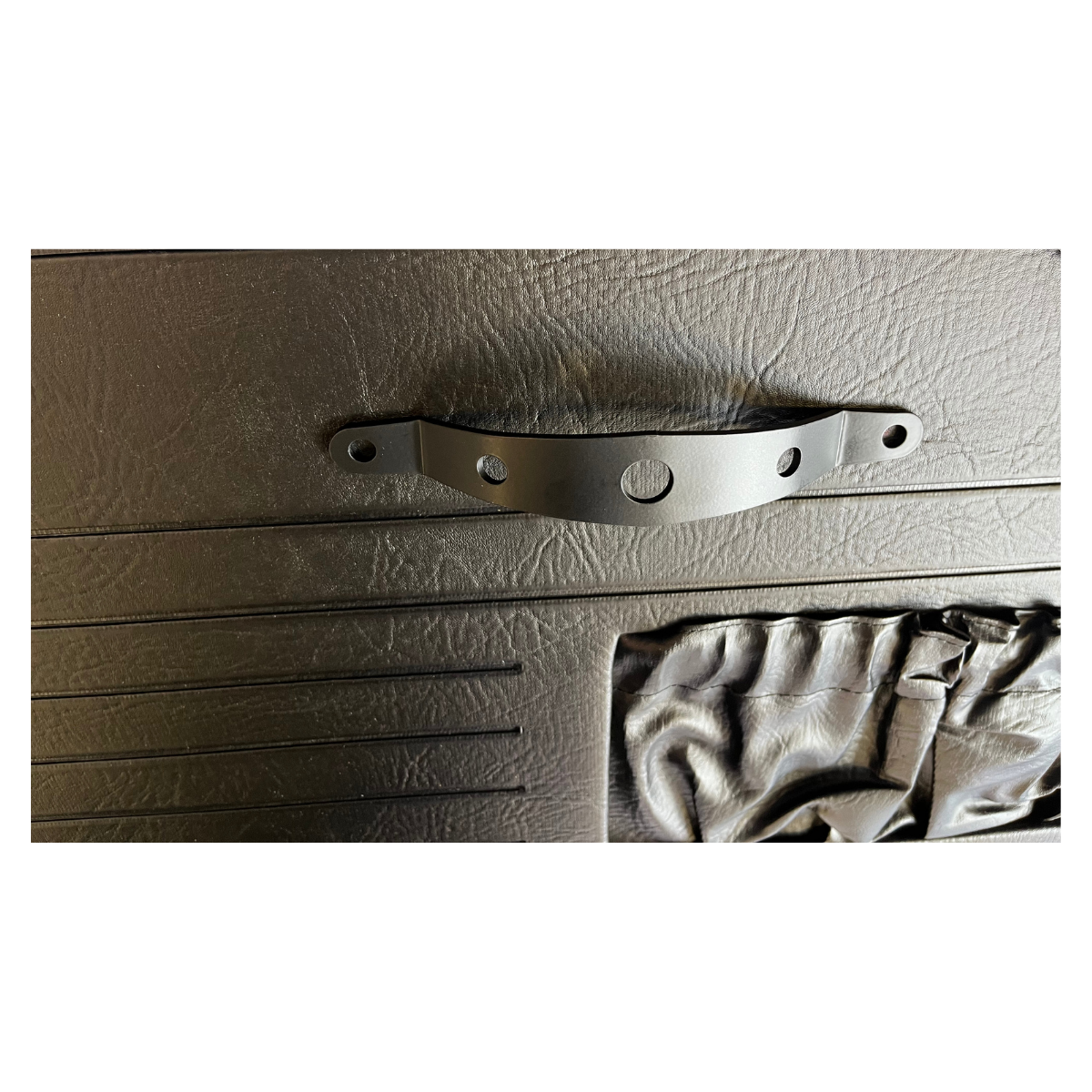 PUXADOR PORTA METAL PRETO NA FORRAÇÃO (6)